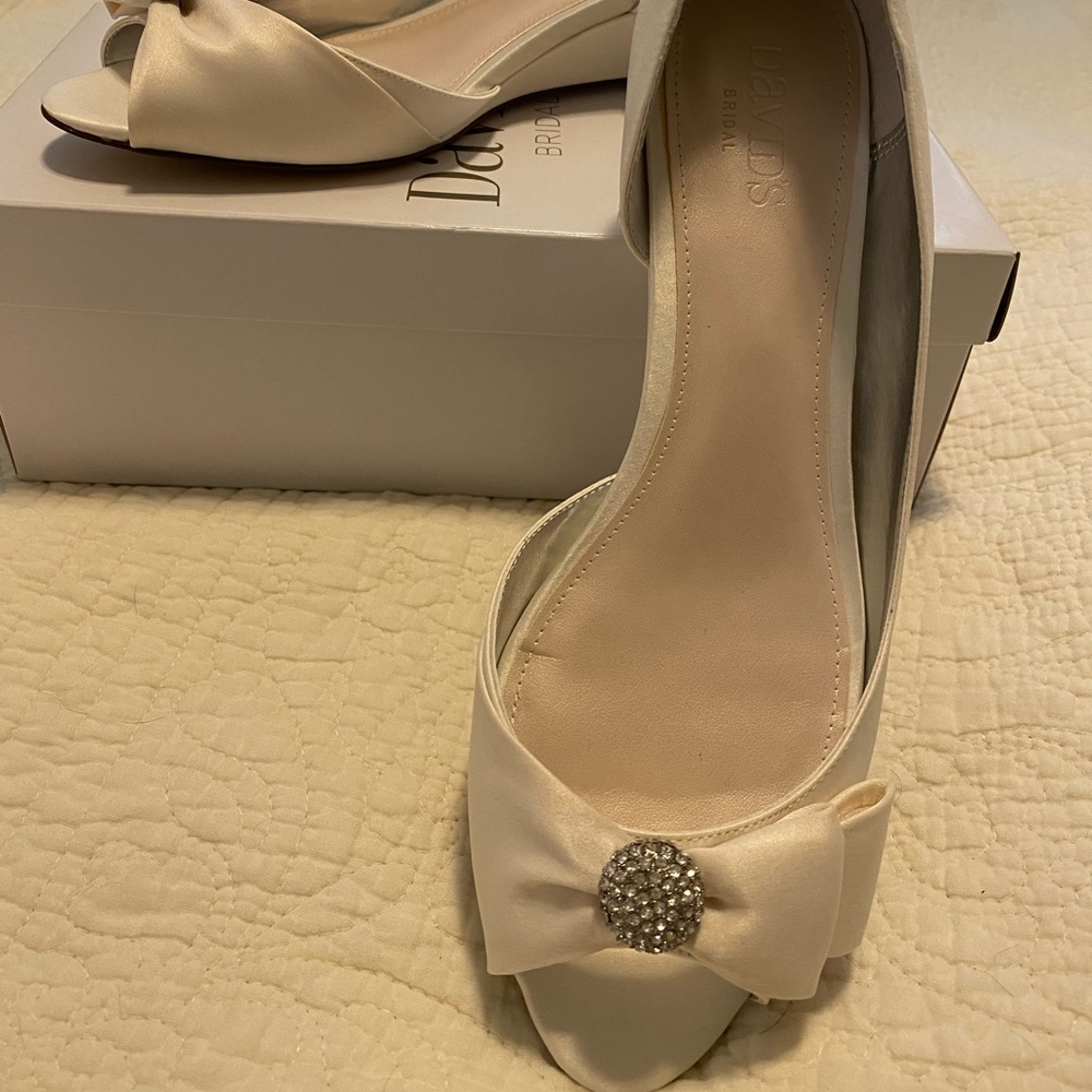 DAVIDS BRIDAL IVORY BRIDAL SHOES SIZE 9